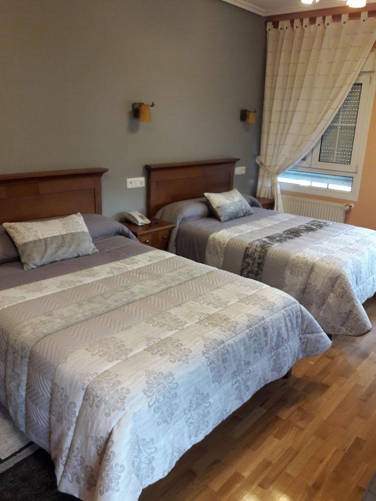 Hotel Los 14 Pravia Zewnętrze zdjęcie