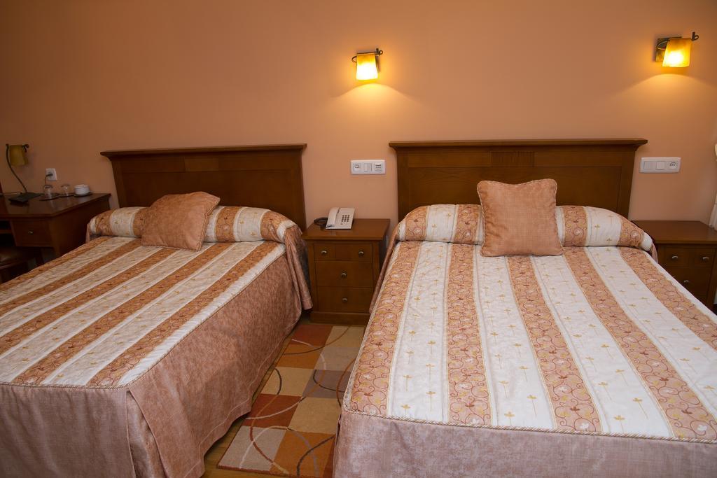 Hotel Los 14 Pravia Zewnętrze zdjęcie